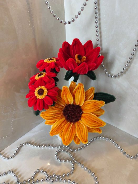 Ръчно изработени цветя и букети за всеки вкус.