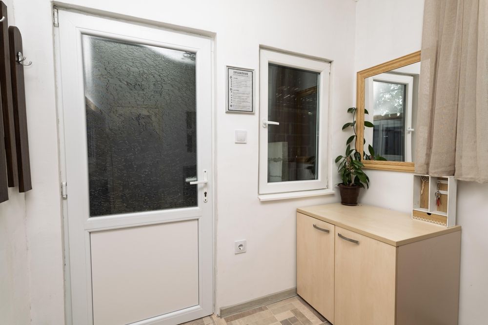 Двустаен  400€ ...