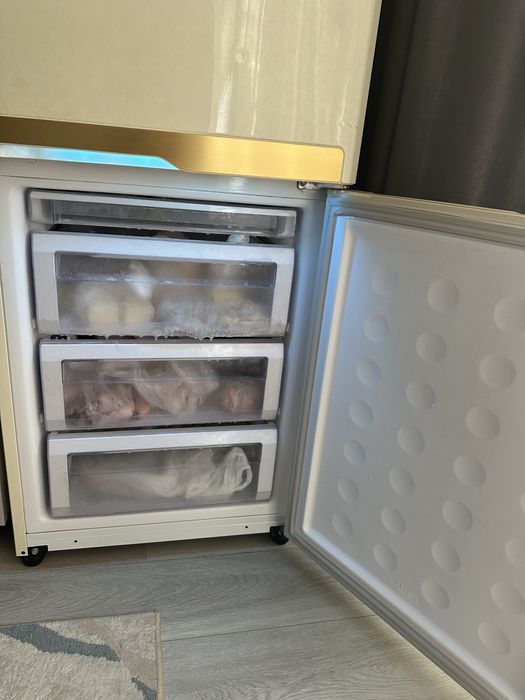 Продам холодильник молочного цвета