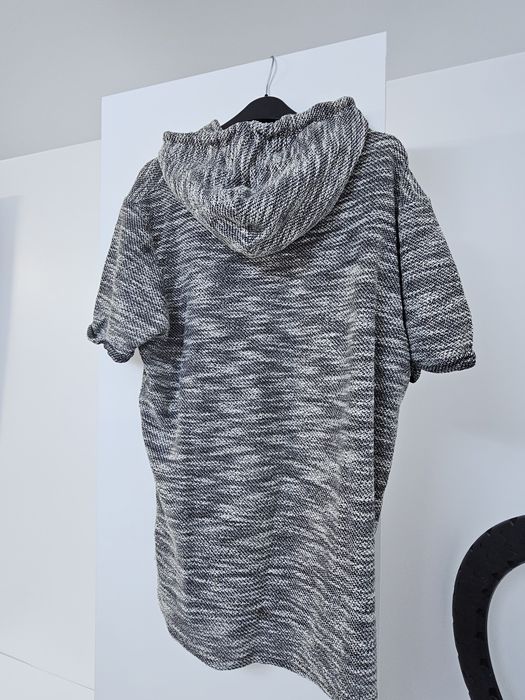 Tricou cu gluga !