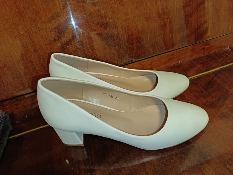 Бели обувки на нисък ток