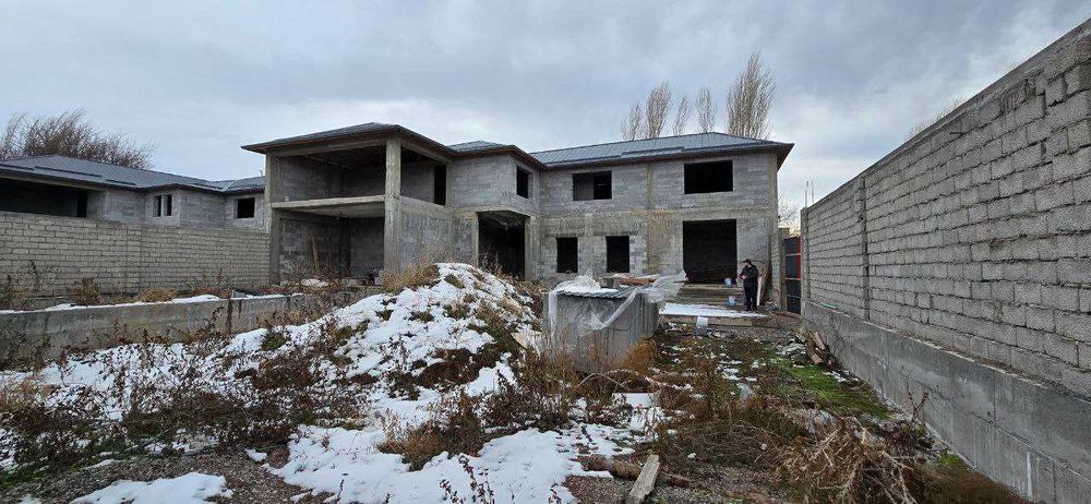 Bo'stonliq tumanida 10 sotix uy joy sotilad.