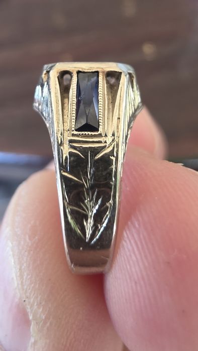 Продавам златен пръстен  с камъни