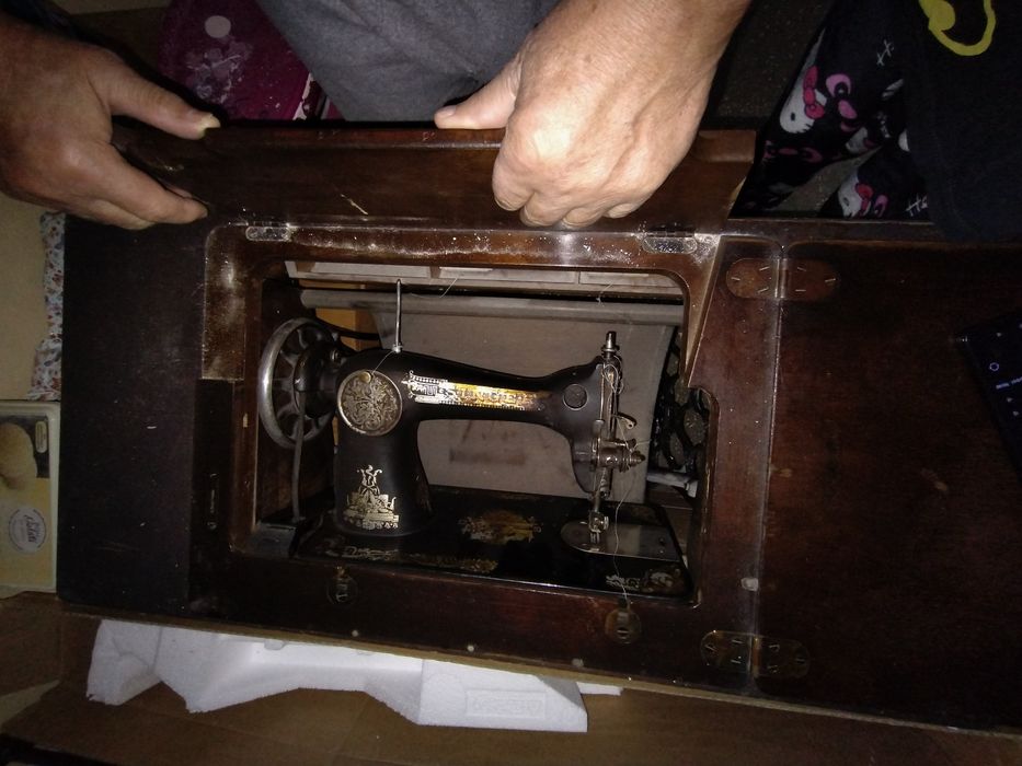 vând mașină de cusut functionabila