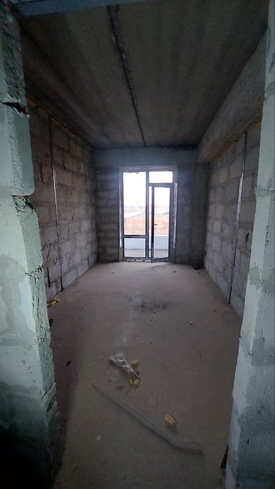 Сотувда 2хонали 3 каватда жойлашган 63м2 коробка уй