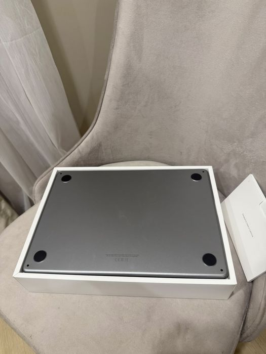 Продам MacBook Air M2 (2022)