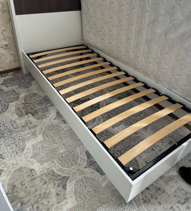 Продаю 2 кровати с матрасом, размер 90х200
