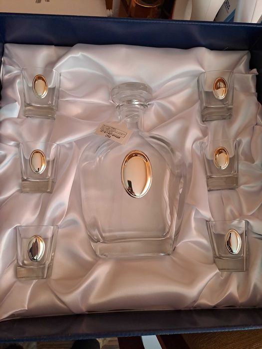 Сет бутилка и 6 чаши за алкохол със сребро