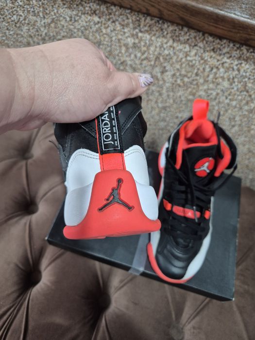Adidasi Jordan Jumpan