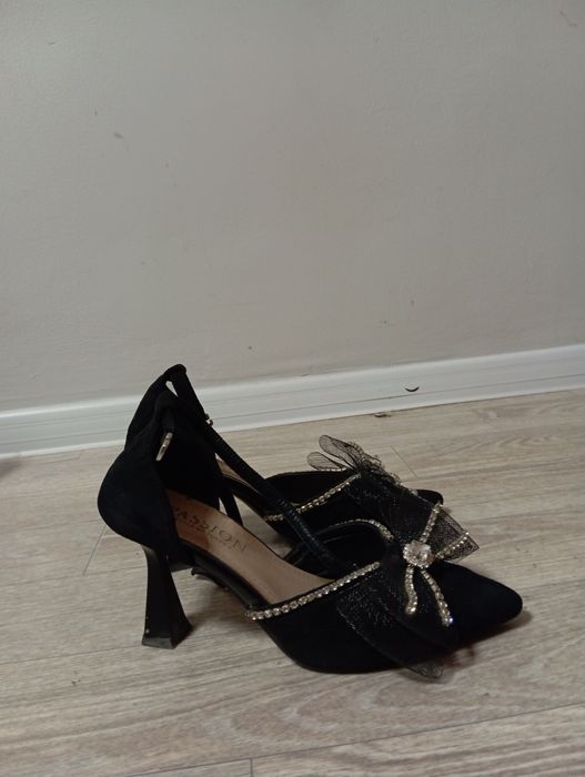 Черные туфли с каблуками