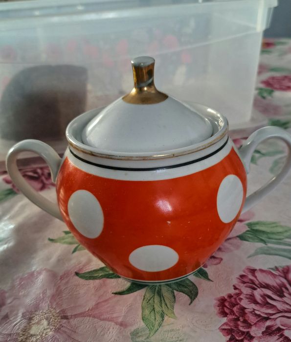 Чайный сервиз. Сахарницы, молочники