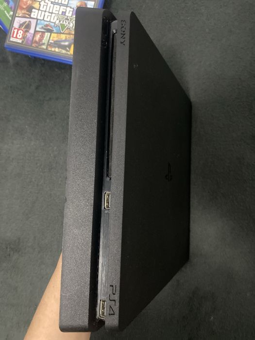 •PS4 SLIM 500GB.