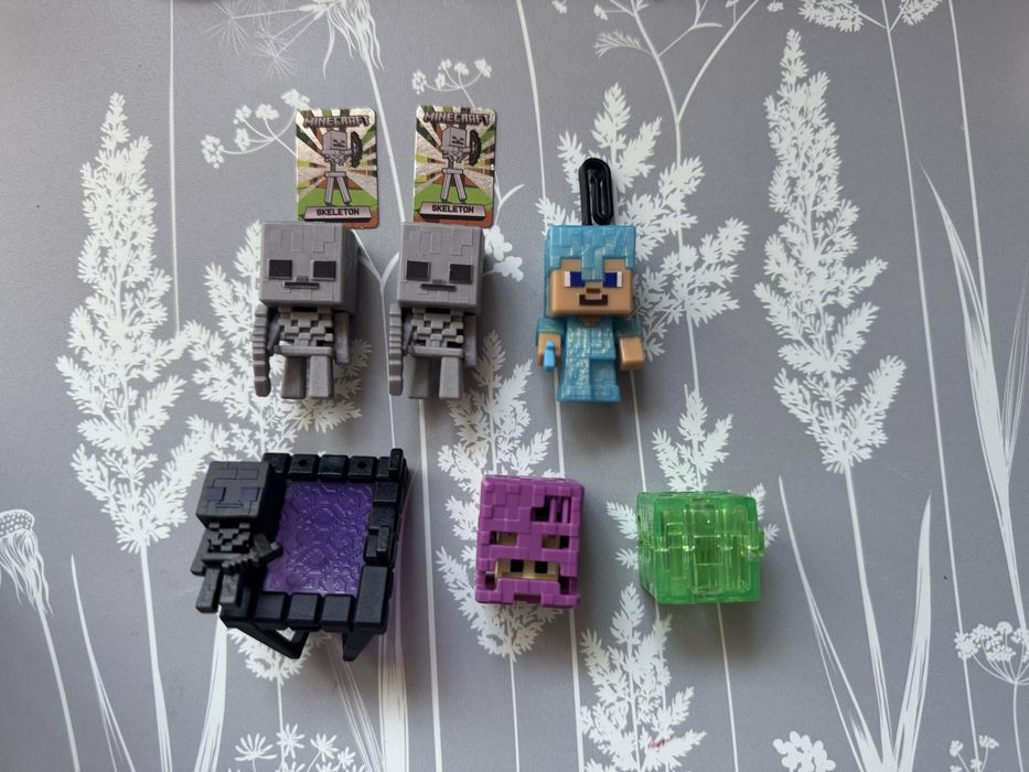 игрушки из коллекции киндер джой майнкрафт