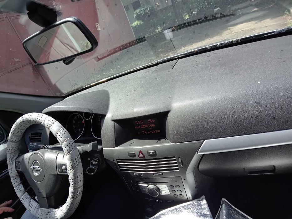 Vând autoturism Opel Astra H 1.4 Benzină ( 2004)- Motor defect