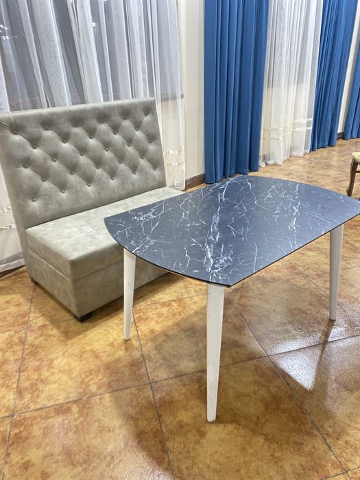kafe restaran uchun divan va stolllar bor