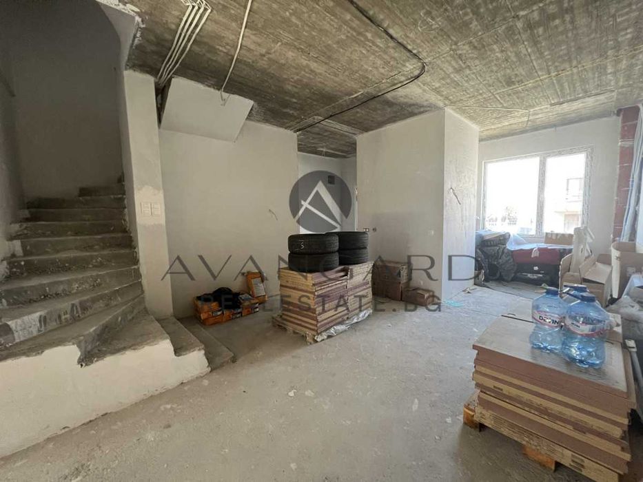 оф.22530 Триетажна Къща с АКТ 16 Остромила