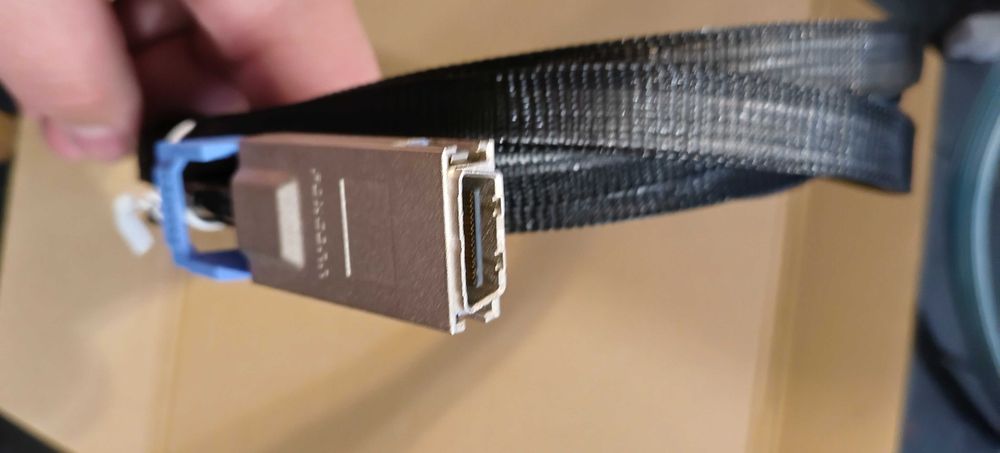 SAS кабел Foxconn – 3м (SFF-8470 към Mini-SAS SFF-8088)