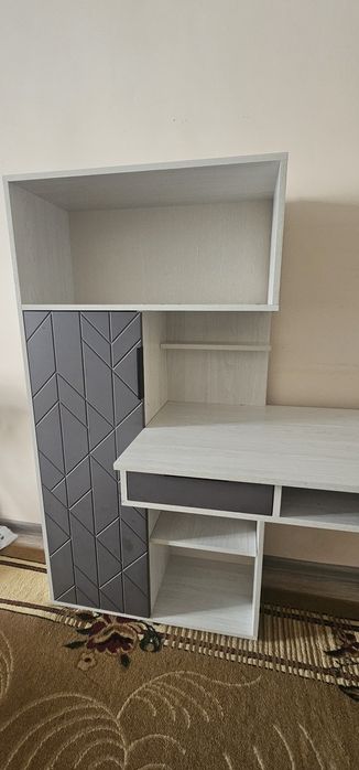 Стол со шкафом в идеальном состоянии