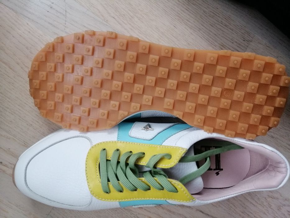 Кроссовки женские