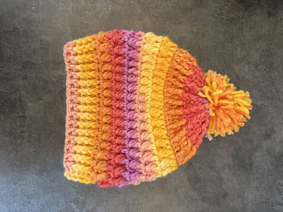 Шапки, варежки, жилетки вязаные, ручная работа,