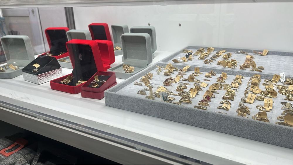 Золото, кольцо, серьги 43 000 за грамм.