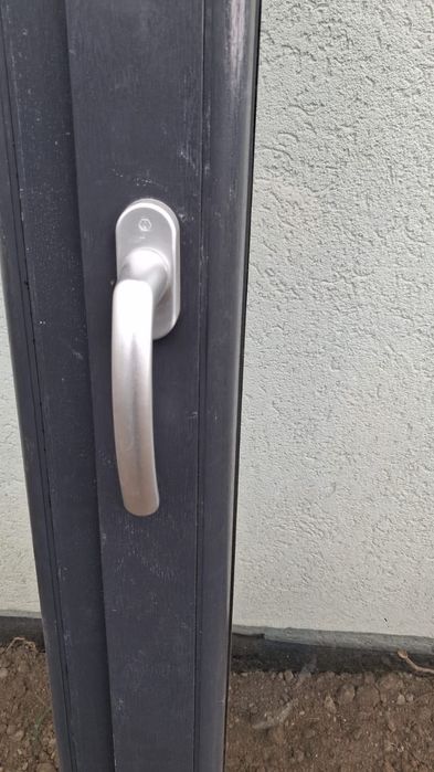 Vând geamuri și ușă termopane , gri antracit .NOI au fost montate și demontate fără a fii locuită casa