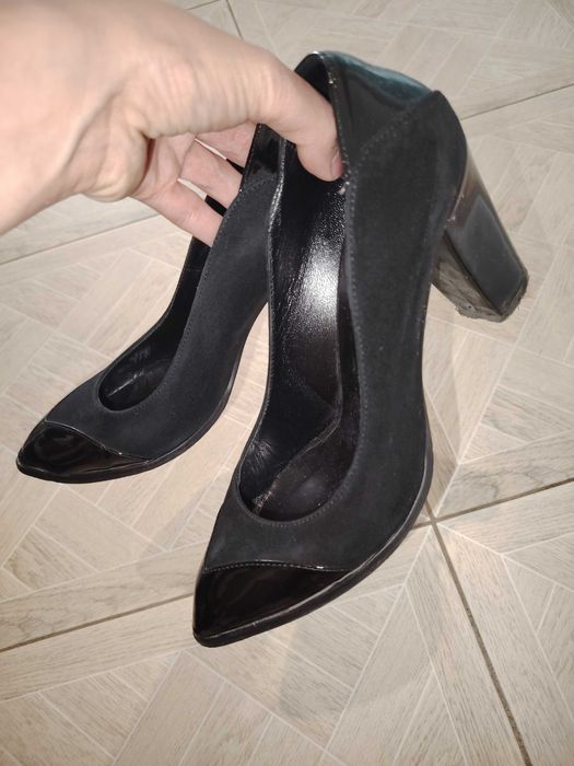 Класически черни обувки на ток