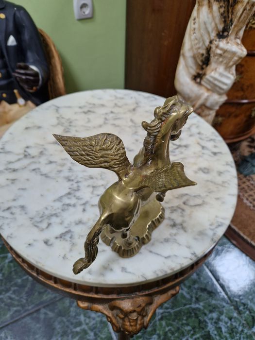 Фигура Англия бронзова статуетка погасяване кон