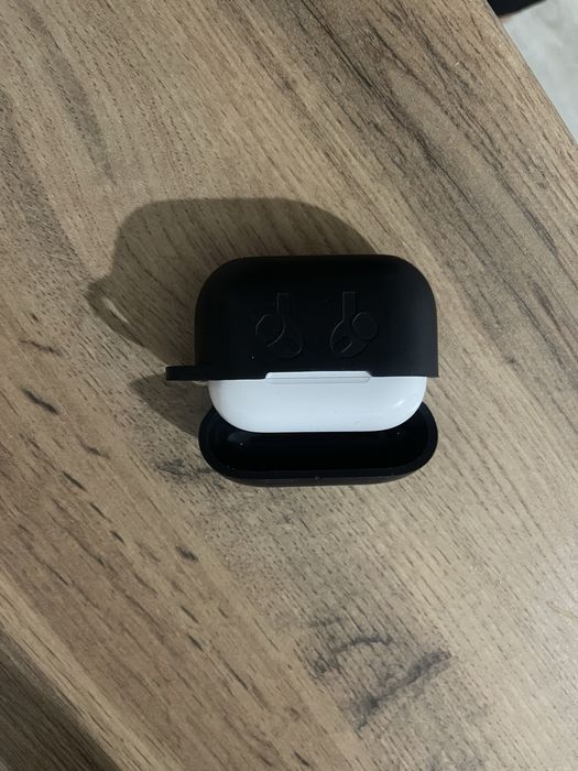 Продам оригинальные AirPods Pro.