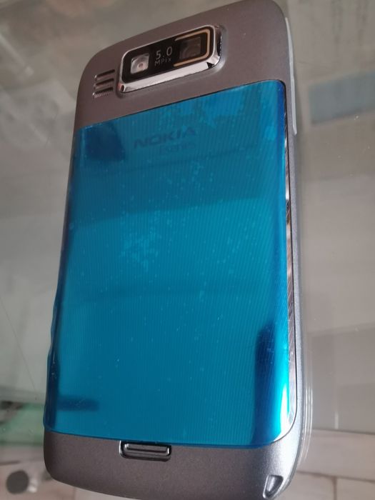 Vând Nokia E72 silver, nou, zero minute,  meniu limba română, cadou