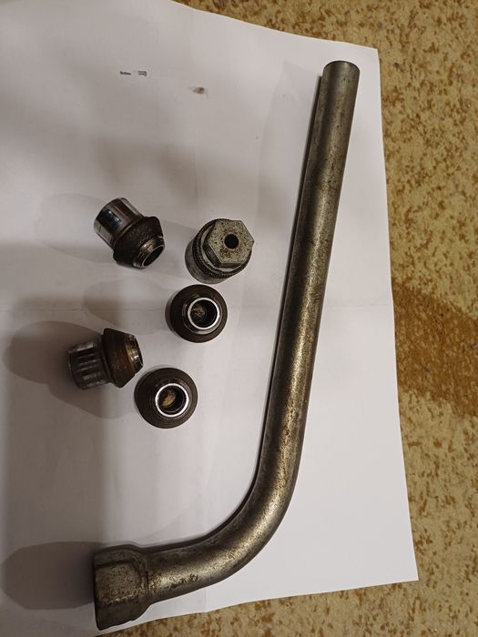 Секретни гайки за алуминиеви джанти и крик от Форд Мондео и оригинални