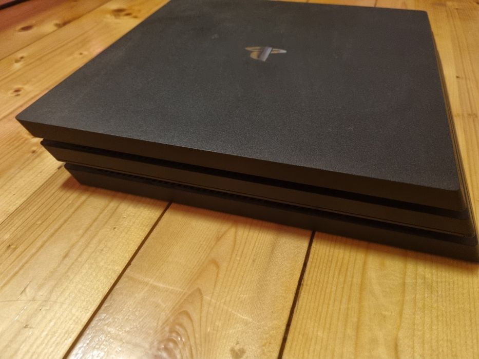 Продавам PS4 PRO 1T