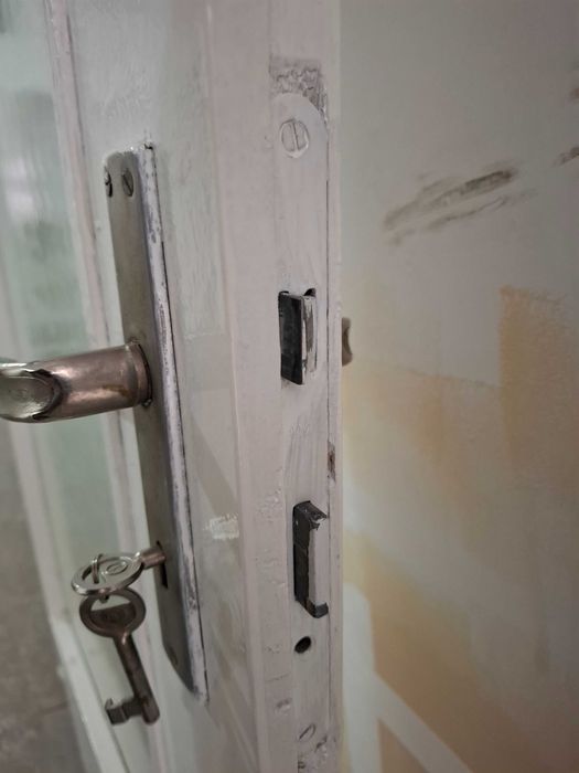 Интериорна врата с брава и ключове