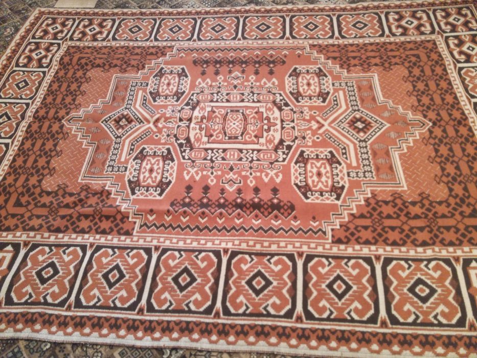 Жакардов килим, нов