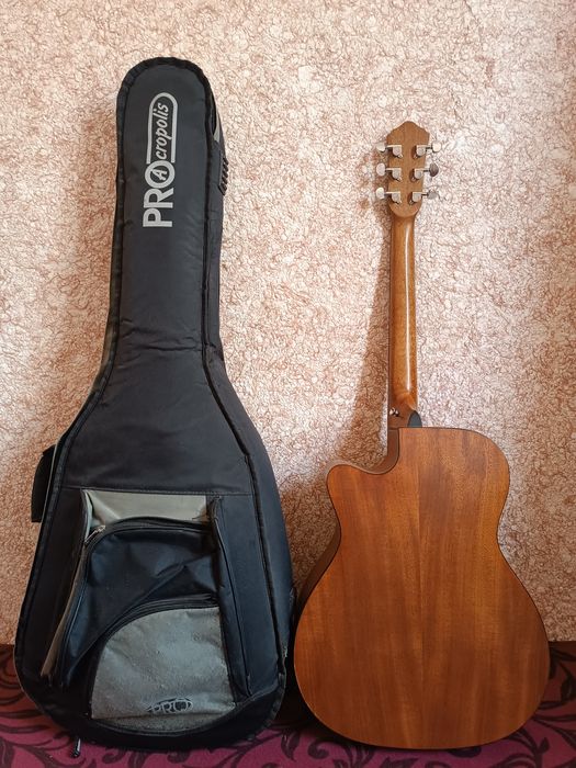 Gitara sotiladi razmer40 manzil Qashqadaryo narxi 1mln 100