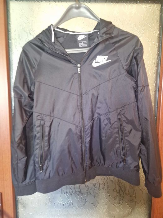 Дамско яке от марката Найк.