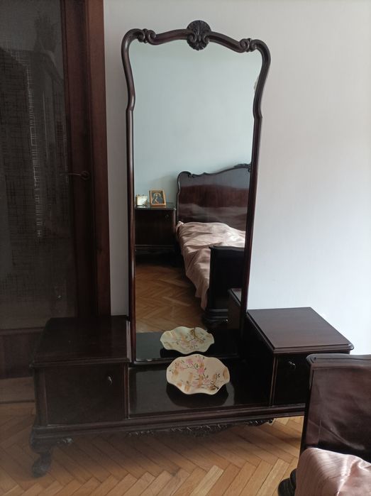 Vând corp elegant din lemn lacuit cu oglinda cu 2 noptiere