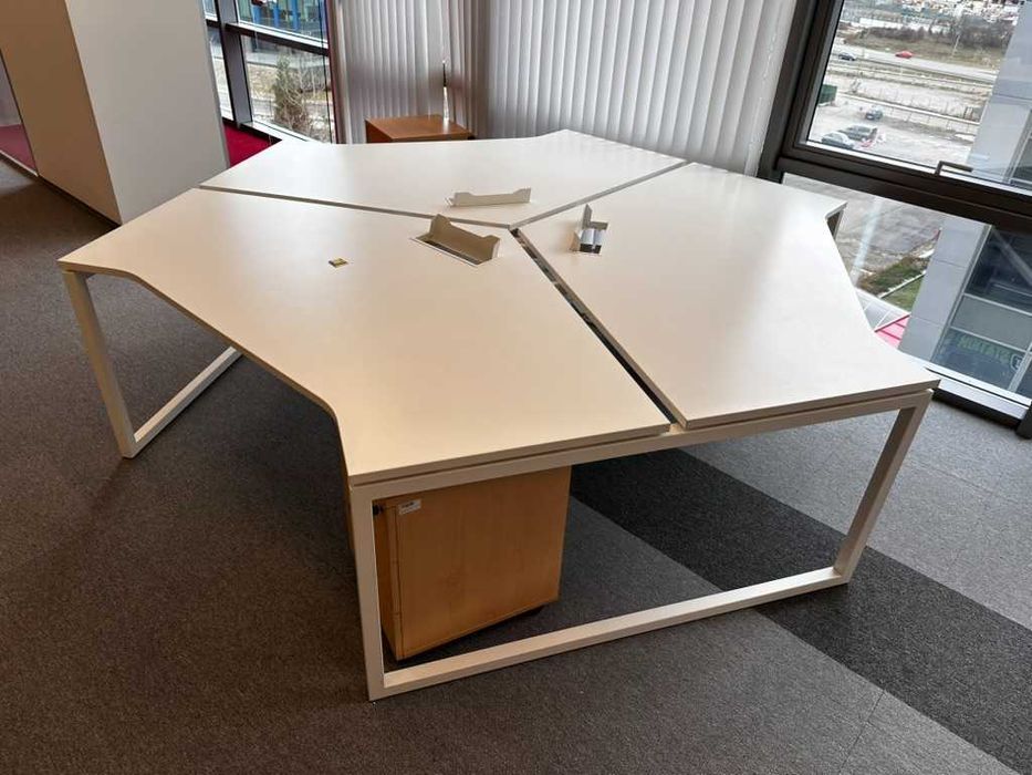 Дизайнерски офис бенч за 3 работни места – бял, 160×160см