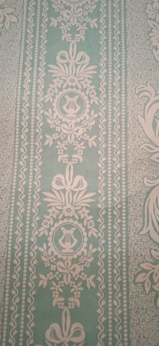 Продам красивые обои салатового цвета с рисунком.