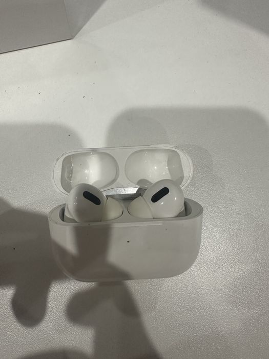 Наушники airpods pro.