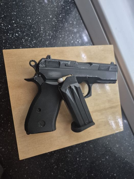 Machetă pistol (replică non-funcțională) – model tip CZ 75 compact