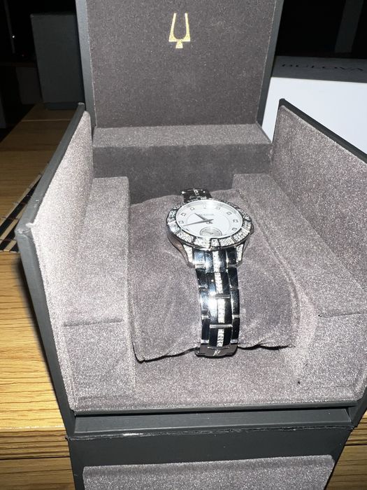 Дамски часовник Bulova чисто нов