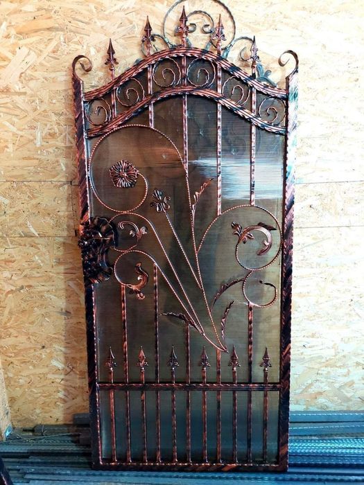 Porți, panouri de gard, balustrade din fier forjat și tablă decupată.