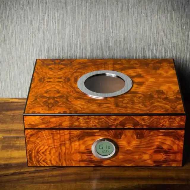 Хумидор, Полирано дърво, Lubinski, 30 пури, Хидрометър и кристален гел