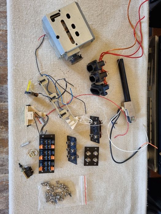 Pachet dif piese, componente Kenwood KR 5200, etc . Perfect functionale.