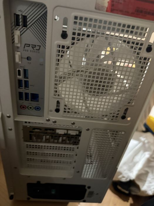 Продавам мощен геймърски компютър + 2× 24″ монитора