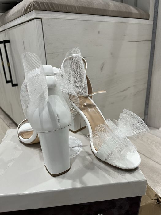 Босоножки белые.