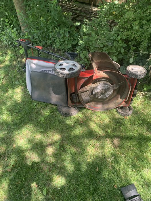 Masina de tuns iarba electrica Hecht cu roti motrice