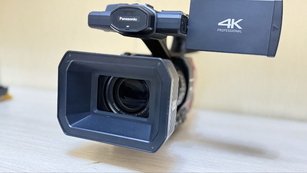 Видеокамера AG-DVX200