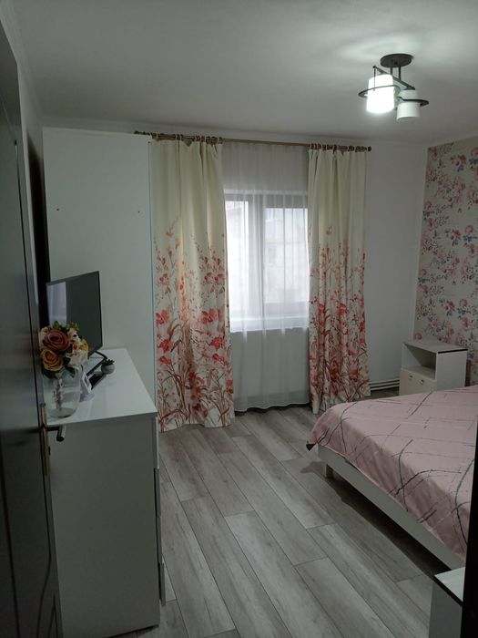 Închiriez apartament cu 2 camere